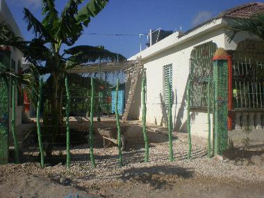 Stellplatz zwischen Haupthaus und Gaestehaeuschen