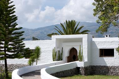 Die Villa liegt auf einem 1ha grossen, eingezaeunten Grundstueck am Ortsausgang. Die deutschen Eigen