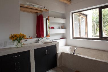 Unsere Baeder sind ungewoehnlich gross, haben eine Badewanne und Dusche und sind mit SPA Produkten a