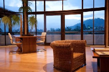 Das Wohnzimmer hat eine riesige Fensterfront fuer den besten Blick ueber das Tal und zum See. Fuer K