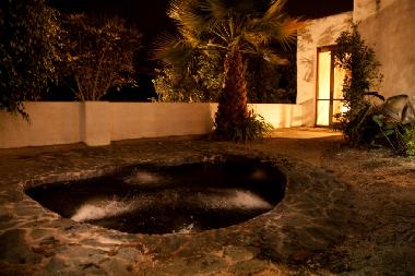 Der Jaczzi ist im Innenhof gelegen und von Palmen umgeben.