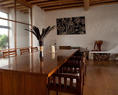 Der Esstisch ist gross genug fuer 10 Personen