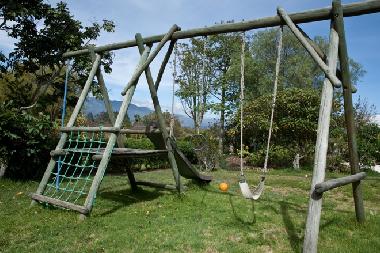 Es gibt eine Spielplatz, Sandkiste, Grillplatz und mehrere Sitzecken im Garten. 