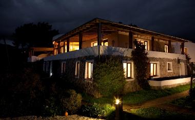 Die Villa vom Garten aus gesehen. 2 Seiten des Hauses haben eine grosszuegige Terrasse.