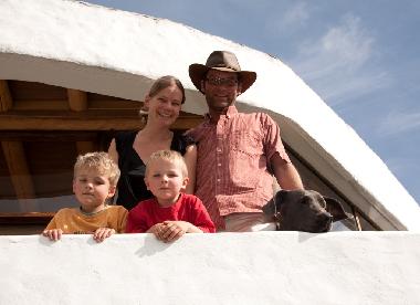 Das sind wir, die Eiegntuemer. Wir leben auf dem selben Grundstueck in einem restaurierten Altbau. W