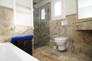 Bad Suite Olivo mit Badewanne und Dusche 