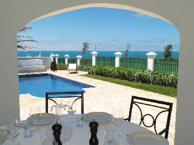 Blick von der �berdachten Terrass zum Meer