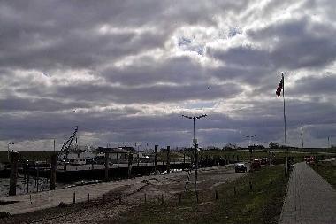 Dorum-Neufeld - vor dem Deich - Fischerkutter 