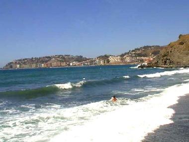 Der dunkle Sandstrand Playa Curumbico liegt ca. 2,5 km vom Ferienhaus entfernt.