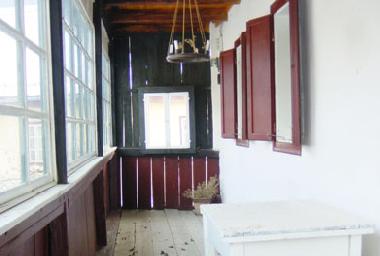 typisch Michelsberger Aufgang mit verglaster Veranda