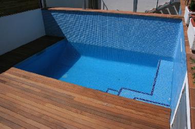 Pool (max. 1,6 m) mit Teakholzliegeflche