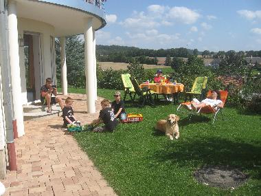 Die gerumige Sonnenterasse direkt vor der Wohnung ldt zum Sonnenbaden und Relaxen ein. Ob Spiel, S