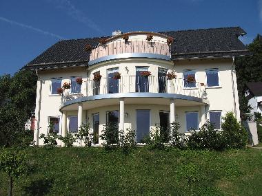 Das Haus bietet durch den seperaten Eingang und die Terasse die Mglichkeit der rumlichen Trennung.