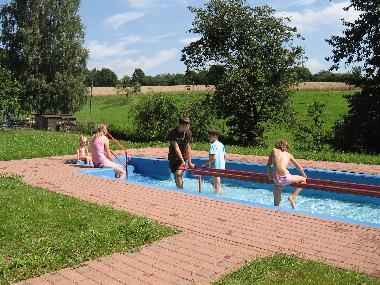Der Besuch des Tretbeckens nach den Kneippschen Baderegeln lsst mde Beine wieder munter werden. Da