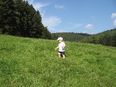 Die weite Landschaft ldt Gross und Klein zu ausgedehnten Wanderungen durch die Natur ein.