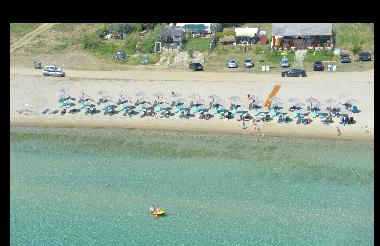 Liegen und Sonnenschirme am Strand, Beachbar