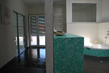 Wellness Bad mit Ausgang zur Terrasse