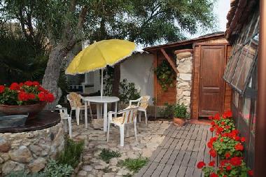 Blick auf Sitzgruppe vor dem Palmengarten, rechts das Auenbad