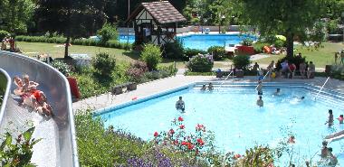 Erlebnisfreibad - Panoramabad  von Sasbachwalden mit Riesenrutsche  mit einer L�nge von 57 m: