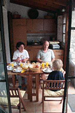 Auenkche mit fahrbarem Herd und geschtztem Sitzplatz fr 4 Personen