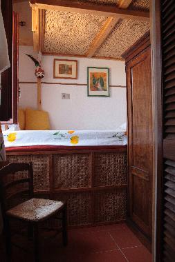 Schlafzimmer mit Doppel-Hochbett und erhhtem Einzelbett