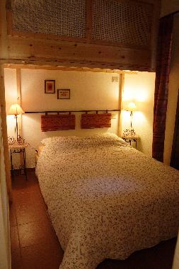Schlafzimmer mit Doppelbett