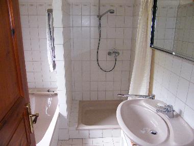 Badezimmer mit ger�umiger Dusche und Badewanne