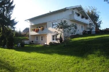 FeWo im Sommer mit Liegewiese