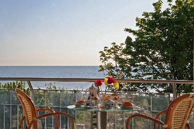 Fr�hst�ck auf dem Meerblickbalkon