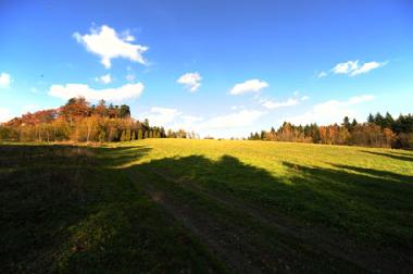 Das Blockhaus steht mitten auf einer Berg Lichtung