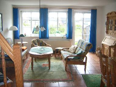 Das Wohnzimmer mit Zugang zur Terrasse