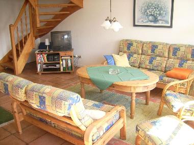 Das Wohnzimmer mit der Holztreppe zu den Schlafr�umen