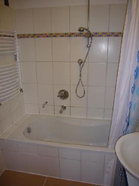 Modernes Wannen-Duschbad,eine weitere Gstetoilette befindet sich in der Wohnung