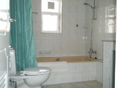 Sauberes und Helles Badezimmer mit Duschvorhang