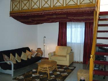 Gem�tlicher, orientalischer Wohnbereich mit Lesesessel u. -lampe, TV und Wifi