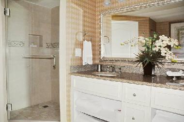 gro�es Badezimmer mit zwei Waschtischen