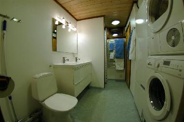 Haupt-WC mit doppelwaschbecken, Waschmaschine und Wäschetrockner
