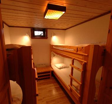 Das gro�e Schlafzimmer hat zwei Etagenbetten. Unten bequeme Federkernmatratzen.