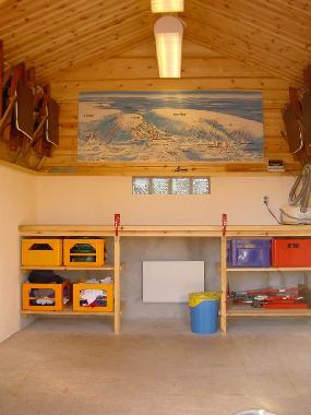 Das gut eingerichtete Wachsh�uschen mit Werkbank f�rs Skiwachsen.