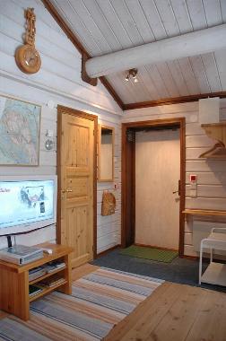 Die Eingangshalle hat Kleiderhaken mit Platz f�r Jacken, Skischuhe usw.