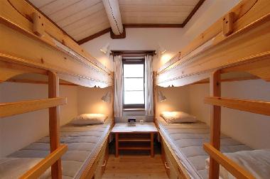 Das Schlafzimmer mit zwei Etagenbetten. Unten bequeme Federkernmatratzen.