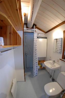 Die Dusche und das WC mit Trocken-schrank. Auch gute Verstauungs m�glichkeiten f�r Toilettenartikeln