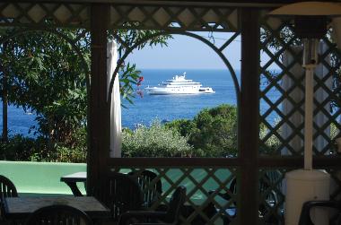 Gazebo-Bar mit Sicht auf die Bucht