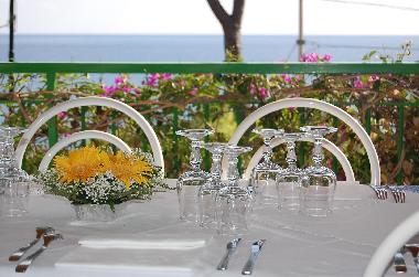 Restaurantterrasse mit Meerblick