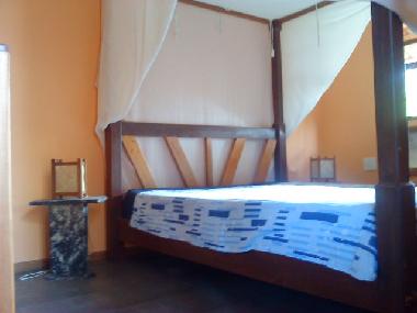 Schlafzimmer mit Klimaanlage und Moskitonetz