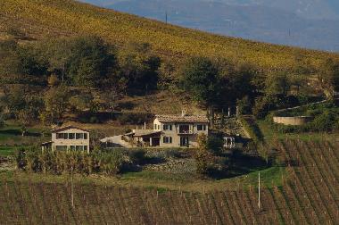 Blick von Ripatransone auf Apartmenthaus & Haupthaus 