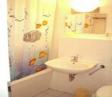 Badezimmer mit Wanne u. Duschvorhang