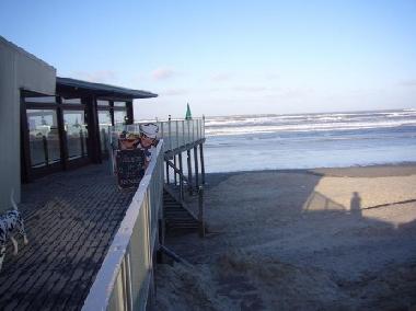 Auf der gro�en Terrasse vom Strandpavillon de Heksenhoed k�nnen Sie die Sonne, den Strand und das Me