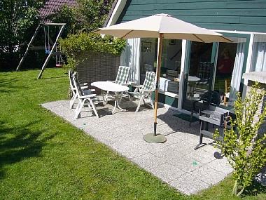 Sonnenterasse mit Gartenmbeln und Grill