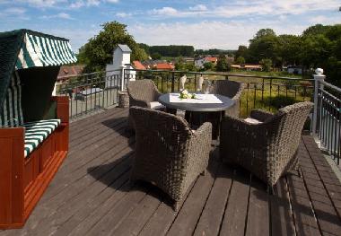 Terrasse mit Rattansesseln und Strandkorb